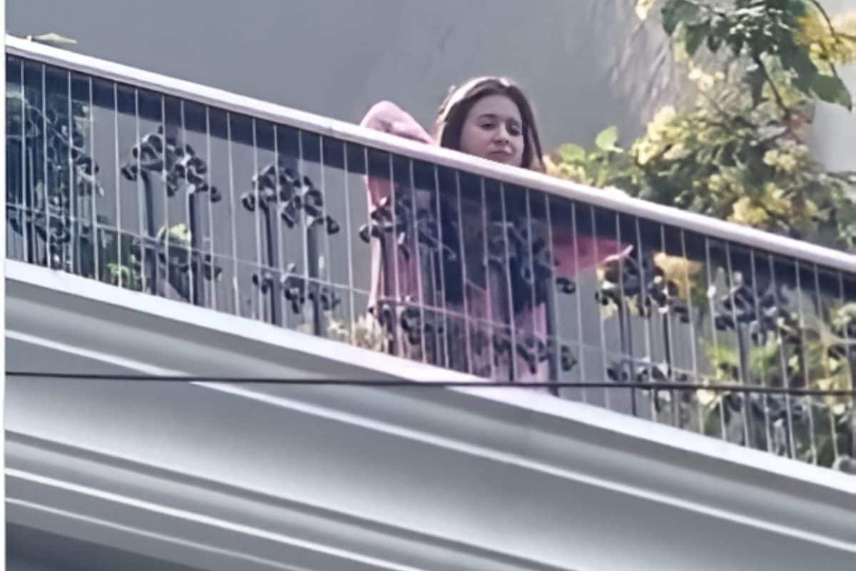 ससुर का बर्थडे...घर के बाहर जुटे फैंस, सेलिब्रेशन को बालकनी में खड़े होकर देखती रहीं बहू सानिया