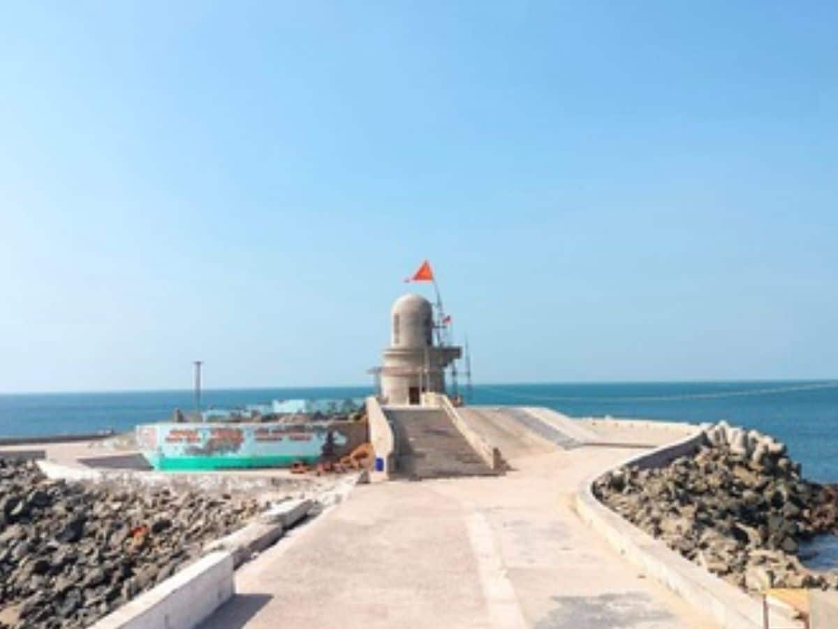 समंदर के बीच बसा 5 हजार साल पुराना अद्भुत शिवालय, जहां समुद्र देव स्वयं करते हैं 'स्वयंभू शिवलिंग' का जलाभिषेक