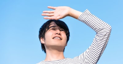 सूर्य की अल्ट्रावॉयलेट किरणें आंखों की रेटिना को नुकसान पहुंचा सकती हैं.