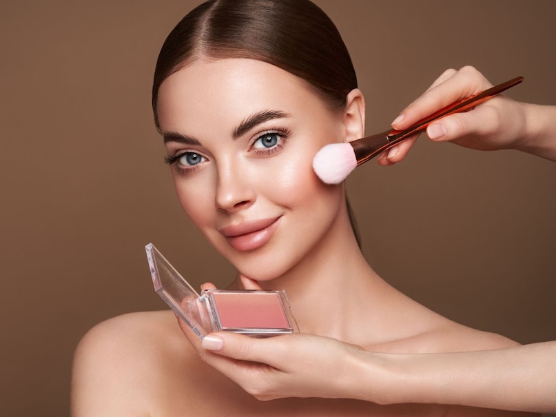 sweat proof makeup tips, long lasting makeup tricks, how to stop makeup melting, oily skin makeup solutions, summer makeup hacks, setting spray benefits, पसीने में मेकअप कैसे टिकाएं, गर्मी में मेकअप टिप्स, मेकअप खराब होने से बचाव, वॉटरप्रूफ मेकअप उपाय