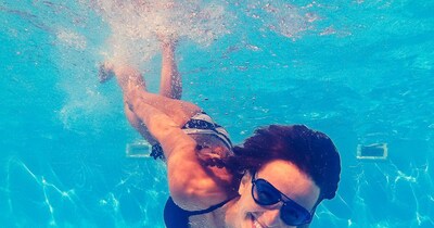 स्विमिंग पूल में हमेशा गॉगल्स लगाकर उतरना चाहिए.