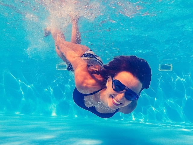 गर्मियों में स्विमिंग करने का है प्लान? डॉक्टर की बताई 4 बातों का रखें ध्यान