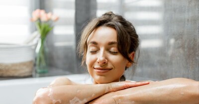 रात में गहरी नींद के लिए सोने से पहले नहाना फायदेमंद माना जाता है.