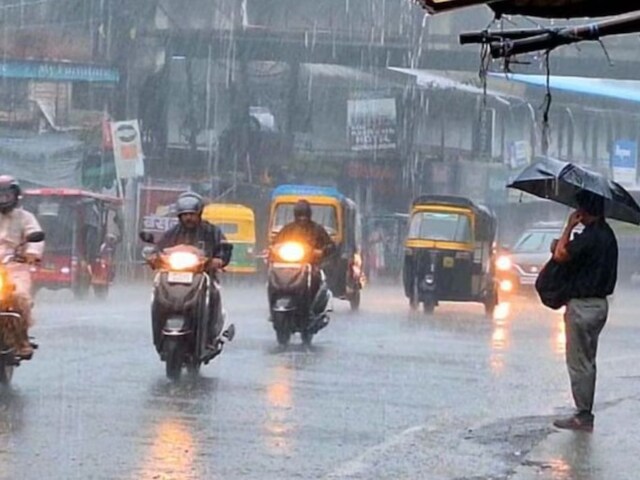 UP Weather Update: यूपी में आया आंधी-तूफान, हो रही है मूसलाधार बारिश, गिरे ओले