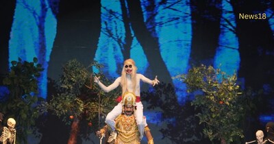 मंच पर सम्राट विक्रमादित्‍य और वेताल के संवाद से लेकर युद्ध का दृश्य बेहद वास्तविक और रोमांचकारी रहा. तलवारबाजी, रणनीति और सैनिकों की आवाजाही ने दर्शकों को पूरी तरह बांध लिया. कलाकारों ने अपने अभिनय से युद्ध के तनाव और जोश को शानदार तरीके से प्रस्तुत किया. इस दृश्य में तकनीकी इफेक्ट्स का भी बेहतरीन उपयोग किया गया, जिससे हर पल जीवंत महसूस हुआ. दर्शकों ने सांस रोककर पूरा दृश्य देखा और हर वार पर उनकी प्रतिक्रिया साफ नजर आई. यह प्रस्तुति कार्यक्रम की सबसे दमदार झलकियों में से एक साबित हुई.