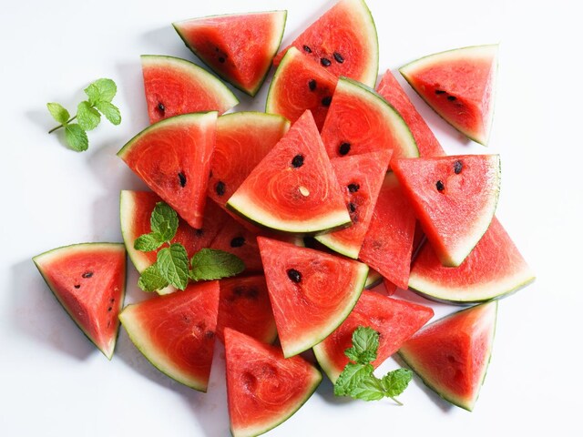 तरबूज के साथ बीज चबाकर खाएंगे, तो क्या होगा? सेहत के लिए फायदेमंद या नुकसानदेह