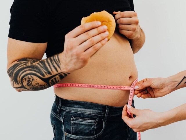 शख्स ने दिन में 4 बार खाना खाया, फिर भी 2 महीने में घटा लिया 12 किलो वजन !