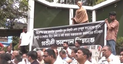 बंगाल चुनाव में बीजेपी और टीएमसी में पोस्टर वार.