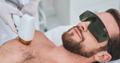 छाती के बाल सफेद होने की वजह हार्मोनल डिसऑर्डर या शरीर में पोषक तत्वों की कमी हो सकती है.