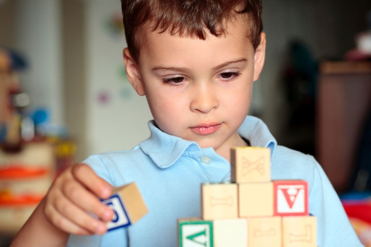 क्या है ऑटिज्म डिसऑर्डर, बच्चों को कैसे करता है प्रभावित, इन 5 संकेतों को नजरअंदाज न करें माता-पिता