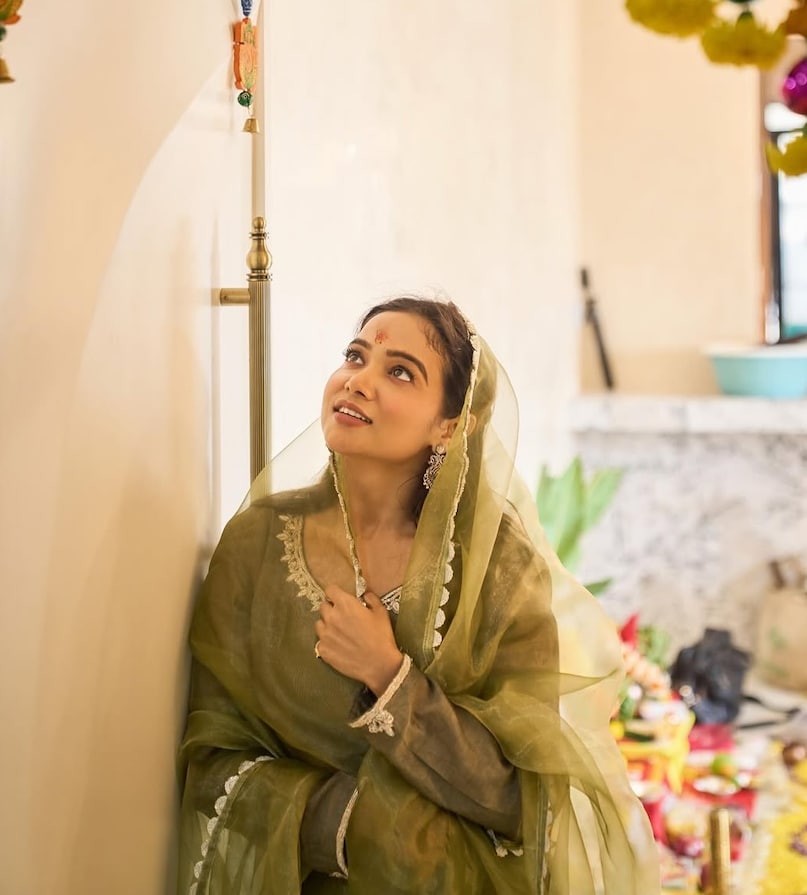 Manisha Rani New House Inside Photos, Manisha Rani Mumbai Apartment Tour, Manisha Rani Luxury Home Worth 5 Crore, Manisha Rani Dream House Living Room and Kitchen, Manisha Rani Walk-in Wardrobe Details, मनीषा रानी का नया घर , मनीषा रानी मुंबई हाउस, मनीषा रानी होम टूर, मनीषा रानी के घर की तस्वीरें, मनीषा रानी गृह प्रवेश