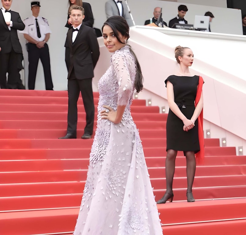 Mallika Sherawat Cannes Red Carpet 2005, Jackie Chan and Mallika Sherawat The Myth Promotion, Mallika Sherawat Bold Outfit Controversy at Cannes, Cannes Film Festival Bollywood Red Carpet History, Mallika Sherawat First Appearance at Cannes Film Festiva, मल्लिका शेरावत कान्स फिल्म फेस्टिवल डेब्यू, जैकी चैन और मल्लिका शेरावत द मिथ, कान्स रेड कार्पेट पर मल्लिका का बोल्ड लुक, मल्लिका शेरावत के कपड़ों पर विवाद, मर्डर एक्ट्रेस मल्लिका शेरावत कान्स रेड कार्पेट
