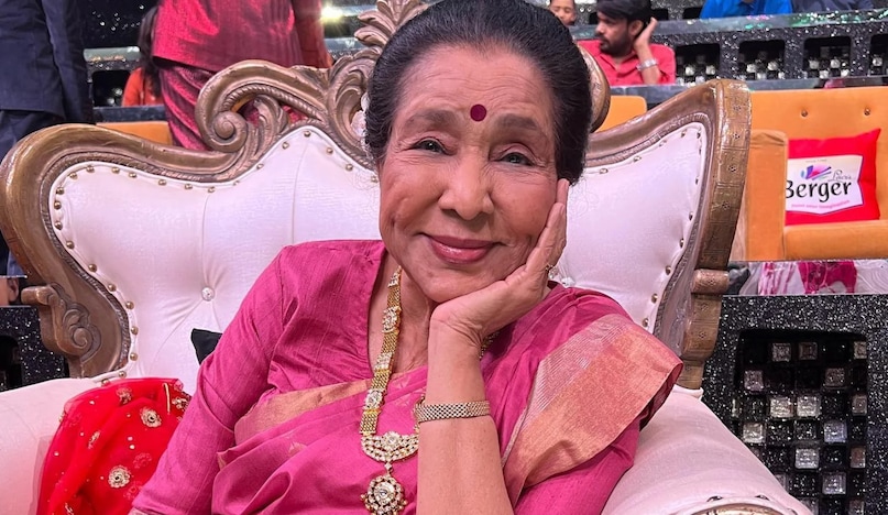 Asha Bhosle, Jhumka Gira Re song, 14 feet tall Jhumka in Bareilly, Jhumka Chowk Bareilly history, Jhumka Chowk Bareilly history, Manoj Muntashir Indian Idol Asha Bhosle tribute, आशा भोसले झुमका गिरा रे किस्सा, बरेली का 14 फीट ऊंचा झुमका, झुमका चौक बरेली का इतिहासमनोज मुंतशिर इंडियन आइडल किस्सा, फिल्म मेरा साया सदाबहार गाना