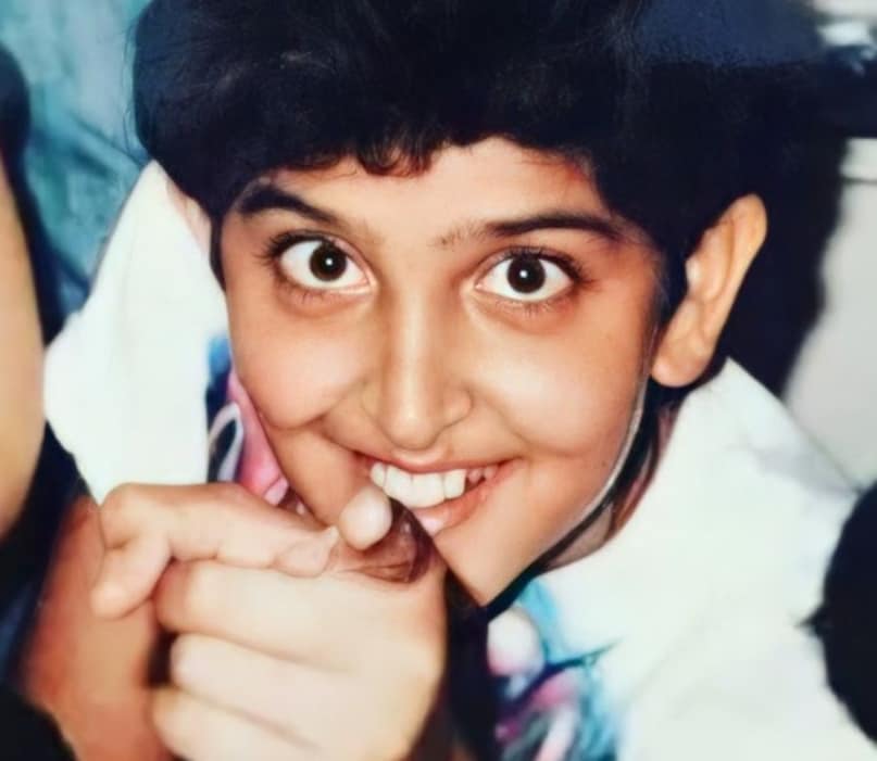 Hrithik Roshan first salary 100 rupees, Hrithik Roshan struggle before fame, Rakesh Roshan and Hrithik Roshan movie, Hrithik Roshan child artist debut, Bollywood actor sweeping floor on set, ऋतिक रोशन की पहली कमाई, ऋतिक रोशन का संघर्ष, राकेश रोशन और ऋतिक रोशन, ऋतिक रोशन स्ट्रगल स्टोरी, ऋतिक रोशन फिल्मी करियर