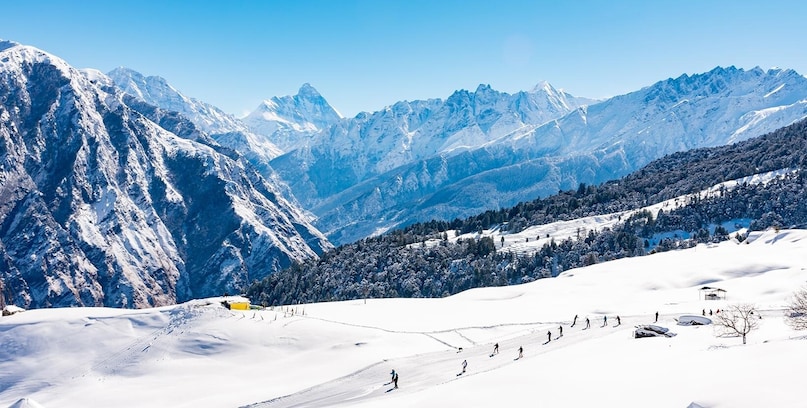 2. औली (उत्तराखंड): अपनी बर्फीली चोटियों और हिमालय के शानदार नज़ारों के लिए मशहूर औली, गर्मियों में भी ठंडा रहता है. यहां का अनुमानित खर्च यात्रा: ₹2,000-5,000 होटल का ₹2,000-5,000 प्रति रात, भोजन का ₹600-1,000 प्रतिदिन कुल ट्रिप कॉस्ट: ₹8,000-15,000 प्रति व्यक्ति.