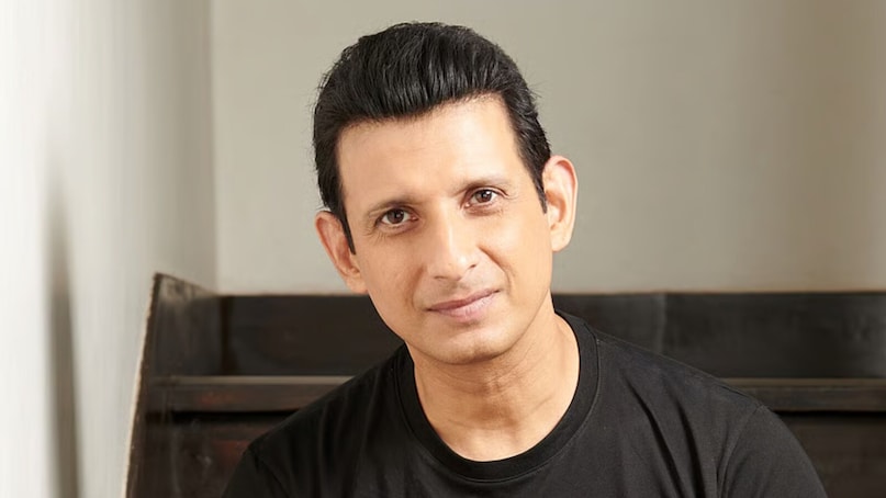 गोलमाल, 3 इडियट्स जैसी फिल्मों से दर्शकों के बीच खास पहचान बनाने वाले शरमन जोशी का भी अभिनय से कनेक्शन रहा है. उनके पिता अरविंद जोशी गुजराती थिएटर के बड़े नाम रहे हैं. शरमन जोशी की बहन मानसी जोशी रॉय ने एक्टर रोहित रॉय से शादी की है. शरमन जोशी खुद मशहूर विलेन प्रेम चोपड़ा के दामाद हैं. 