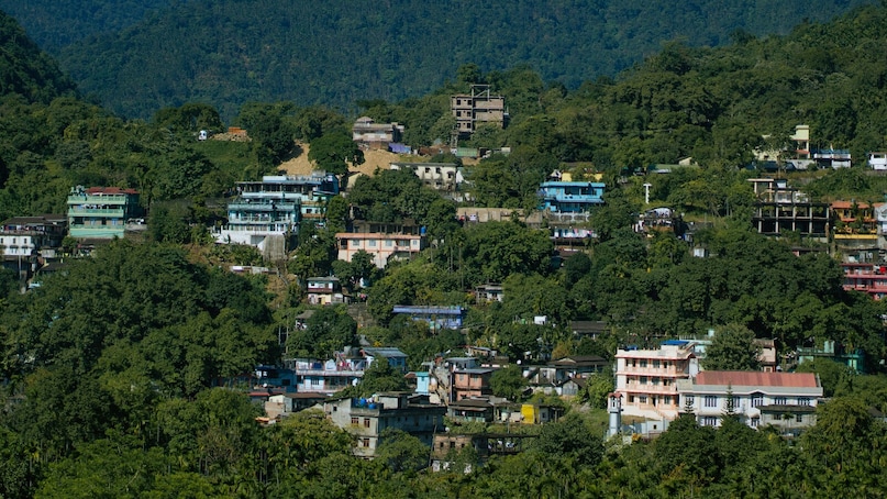 1. माथेरान: मुंबई से लगभग 80 किलोमीटर दूर स्थित, माथेरान समुद्र के किनारे छुट्टियां बिताने के लिए एक बेहतरीन जगह है. यहां ज़्यादा भीड़-भाड़ नहीं होती, इसलिए आप ताज़ी हवा और शांत माहौल का आनंद ले सकते हैं. यहां के हरे-भरे पहाड़ और ताज़गी भरी हवाएं मुख्य आकर्षण हैं.