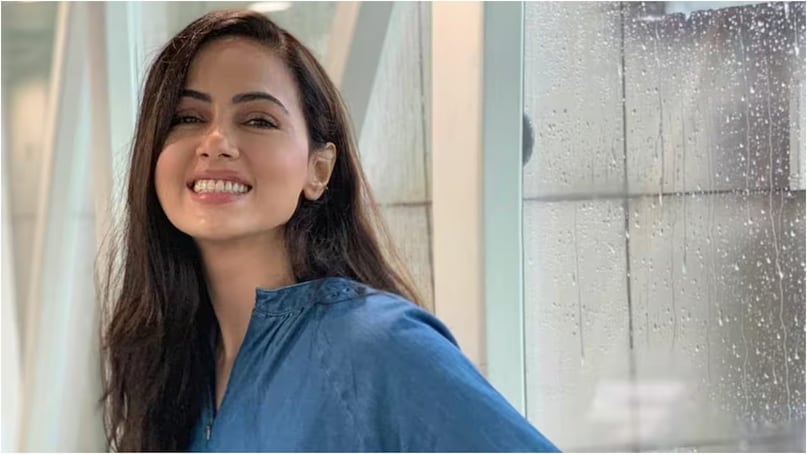 Sana Khan began her journey in the entertainment industry with the 2005 low-budget Hindi film Yehi Hai High Society. While her debut was relatively low-key, it marked the beginning of a career that would soon see her become a familiar face across films, television, and advertisements. A year later, she stepped into Tamil cinema with a special appearance in the song ‘Theepori Parakkum’ from E. Over the years, Sana also built a strong presence in the advertising world, featuring in more than 50 television commercials and brand campaigns before eventually gaining wider recognition in mainstream entertainment.