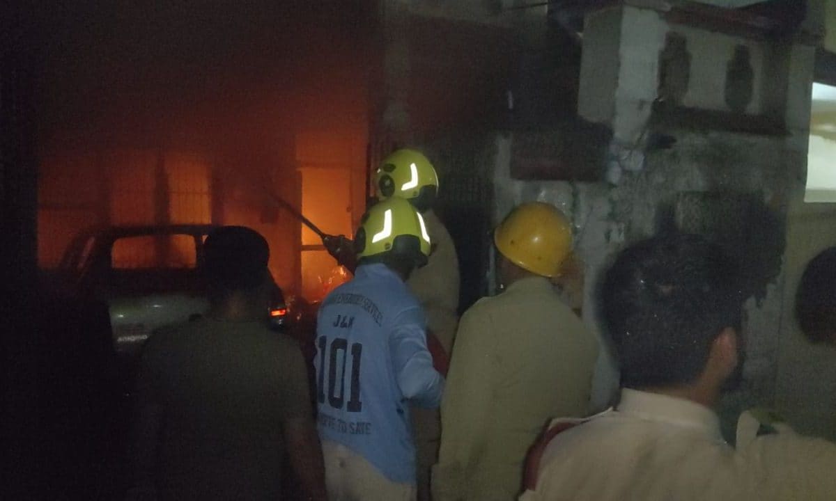 कैमरे में कैद मौत का तांडव! घर में रखे पटाखों में लगी भीषण आग, तंग गलियों के कारण फंसी फायर ब्रिगेड