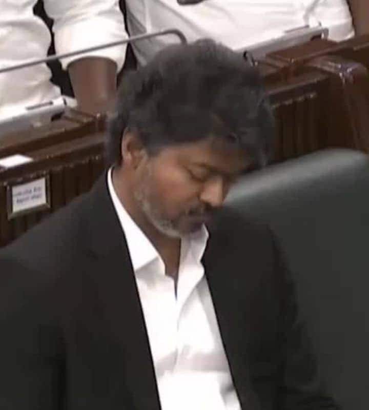 Thalapathy Vijay Video: विधानसभा में नोट्स बनाते दिखे सीएम विजय, वायरल वीडियो ने जीता इंटरनेट का दिल