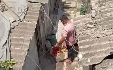 सांप से मस्ती पड़ी भारी! पकड़ने गया था युवक, अचानक पैर पर जमा दिए दांत, फिर...