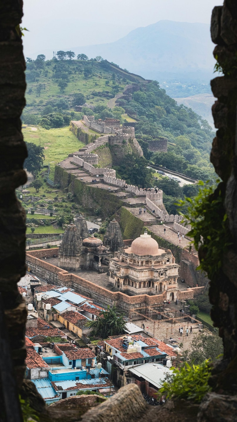  The origin of Chittorgarh Fort is traced back to the 7th century, with mahor expansions carried out by the rulers of the Mewar dynasty, especially Rama Kumbha. Over the centuries, multiple rulers contributed to its development. 