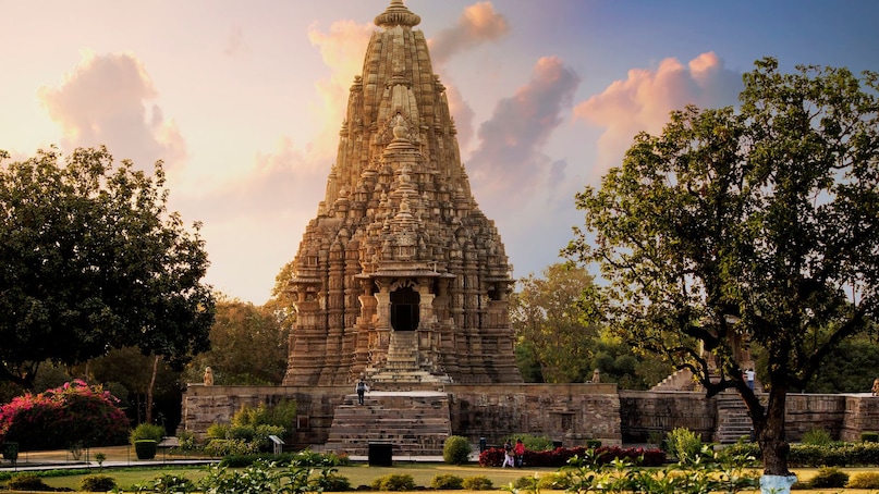 इतिहास और संस्कृति का खजाना: मध्य प्रदेश का इतिहास अत्यंत समृद्ध है. यह राज्य अनेक प्राचीन मंदिरों, किलों और ऐतिहासिक स्मारकों का घर है. विशेष रूप से, खजुराहो के विश्व-प्रसिद्ध मंदिर अपनी भव्य वास्तुकला के लिए पूरे विश्व में विख्यात हैं. इसके अतिरिक्त, सांची स्तूप, सांची का किला और ओरछा जैसे ऐतिहासिक स्थल इस क्षेत्र की पहचान के प्रमुख प्रतीक हैं.
