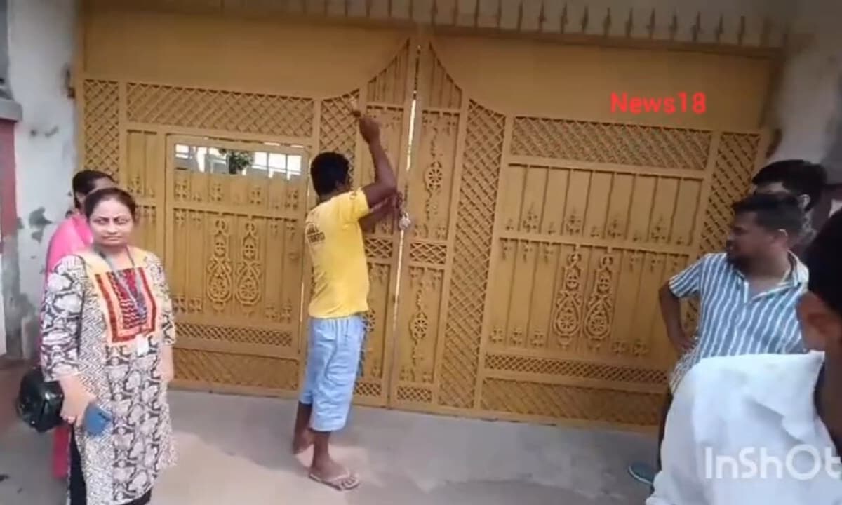 VIDEO: ताला तोड़कर पूर्व DCP शांतनु के घर घुसी ED, कहा – 'खेला अभी बाकी है…'