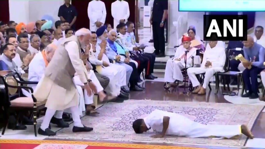 वो पद्म अवार्डी... जिसके लिए पीएम मोदी कुर्सी से उठ गए और थाम लिया हाथ