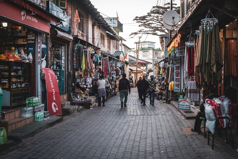 The heart of Mussoorie is its bustling Mall Road, stretching along the ridge with shops, cafés, and viewpoints. Here you can try local snacks like momos and bun-omelettes, shop for woollens, souvenirs, and handmade crafts, and enjoy evening walks with panoramic valley views. It’s lively, yet still retains its hill-town charm.