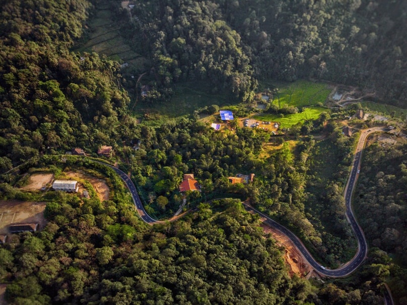 3. मनाली से लेह: मनाली से लेह के रास्ते को मुश्किल माना जाता है, लेकिन इससे मिलने वाला अनुभव अद्भुत होता है. ऊंचे पहाड़, गहरी घाटियां और बदलते मौसम के हालात इस सफ़र को वाकई रोमांचक बनाते हैं. हालांकि, यात्रा शुरू करने से पहले मौसम के हालात की जानकारी ले लेना बेहतर रहता है. 3. मनाली से लेह: मनाली से लेह के रास्ते को मुश्किल माना जाता है, लेकिन इससे मिलने वाला अनुभव अद्भुत होता है. ऊंचे पहाड़, गहरी घाटियां और बदलते मौसम के हालात इस सफ़र को वाकई रोमांचक बनाते हैं. हालांकि, यात्रा शुरू करने से पहले मौसम के हालात की जानकारी ले लेना बेहतर रहता है.