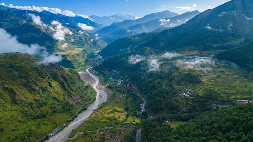 4. बैंगलोर से कूर्ग: इस ड्राइव के दौरान कर्नाटक का कूर्ग अपनी सबसे खूबसूरत झलक दिखाता है. बागान, घने जंगल और ऊंची-नीची पहाड़ियां इस रोड ट्रिप को यादगार बनाती हैं. परिवार और दोस्तों के साथ घूमने के लिए यह रास्ता एक बेहतरीन विकल्प है. 4. बैंगलोर से कूर्ग: इस ड्राइव के दौरान कर्नाटक का कूर्ग अपनी सबसे खूबसूरत झलक दिखाता है. बागान, घने जंगल और ऊंची-नीची पहाड़ियां इस रोड ट्रिप को यादगार बनाती हैं. परिवार और दोस्तों के साथ घूमने के लिए यह रास्ता एक बेहतरीन विकल्प है.