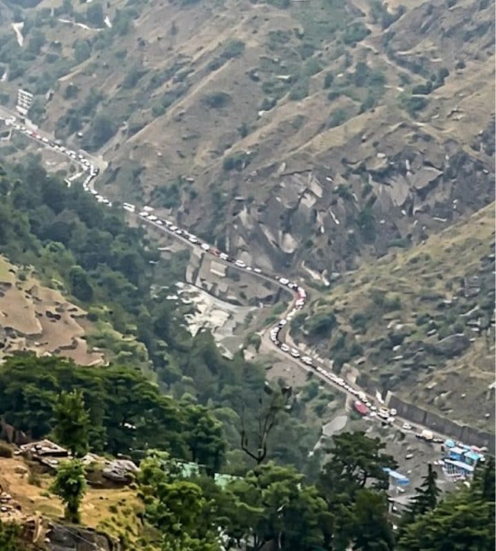 हिमालय या 'पार्किंग लॉट'? जोशीमठ में 30 किलोमीटर लंबा जाम, घंटों से कारों में कैद हैं यात्री