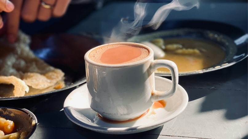 Noon Chai को कश्मीर की पारंपरिक चाय माना जाता है. इसे गुलाबी चाय भी कहा जाता है. इस चाय में नमक, दूध और खास कश्मीरी चायपत्ती का इस्तेमाल किया जाता है. कई लोग इसमें सूखे मेवे भी डालते हैं. ठंडे मौसम में यह चाय शरीर को गर्म रखने में मदद करती है और इसका स्वाद सामान्य चाय से काफी अलग होता है. Noon Chai को कश्मीर की पारंपरिक चाय माना जाता है. इसे गुलाबी चाय भी कहा जाता है. इस चाय में नमक, दूध और खास कश्मीरी चायपत्ती का इस्तेमाल किया जाता है. कई लोग इसमें सूखे मेवे भी डालते हैं. ठंडे मौसम में यह चाय शरीर को गर्म रखने में मदद करती है और इसका स्वाद सामान्य चाय से काफी अलग होता है.