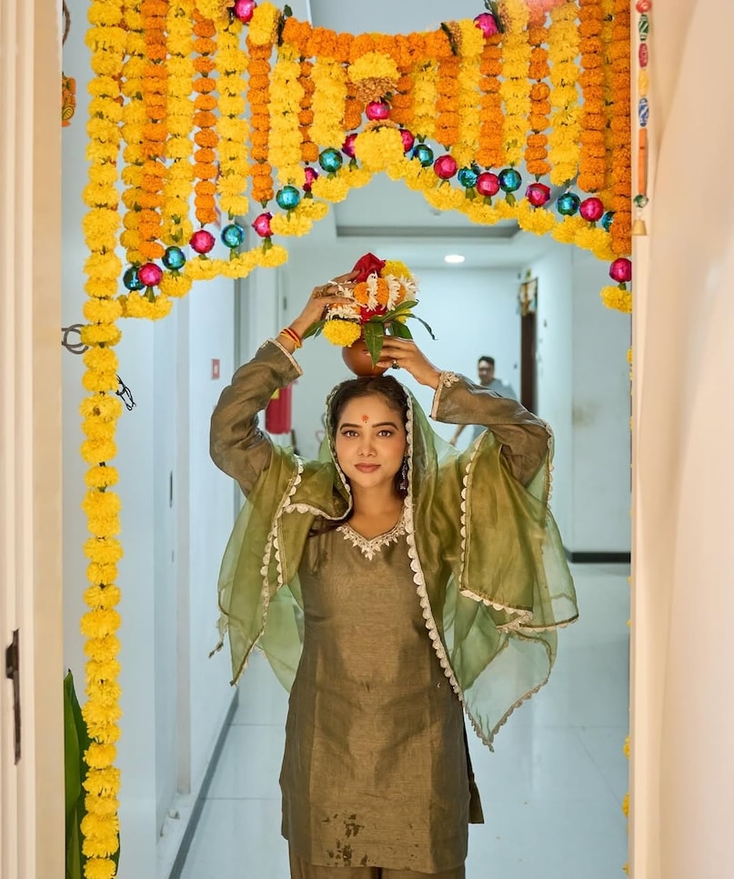 Manisha Rani New House Inside Photos, Manisha Rani Mumbai Apartment Tour, Manisha Rani Luxury Home Worth 5 Crore, Manisha Rani Dream House Living Room and Kitchen, Manisha Rani Walk-in Wardrobe Details, मनीषा रानी का नया घर , मनीषा रानी मुंबई हाउस, मनीषा रानी होम टूर, मनीषा रानी के घर की तस्वीरें, मनीषा रानी गृह प्रवेश
