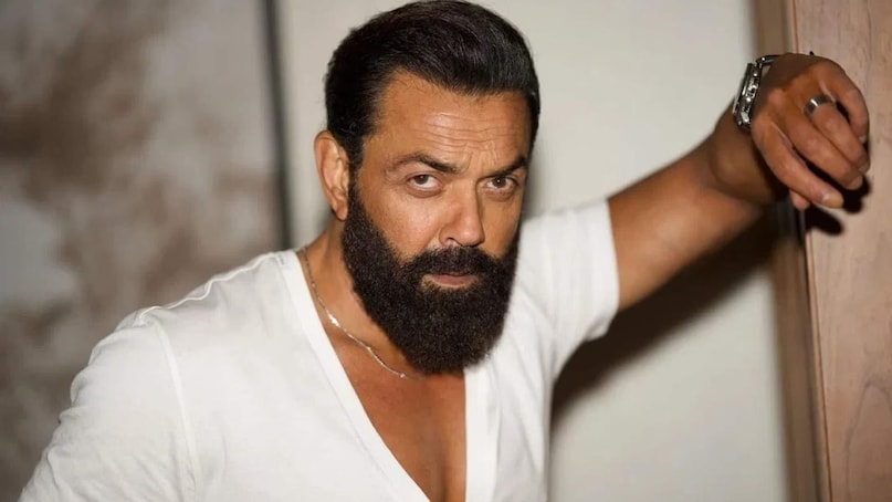 Bobby Deol Animal villain Dharmendra reaction, Dharmendra asked Bobby Deol Tu Villain Hai, Bobby Deol reveals Dharmendra reaction to Animalm Animal movie Ranbir Kapoor Bobby Deol, Bobby Deol negative role Dharmendra absolute shock, बॉबी देओल एनिमल विलेन धर्मेंद्र रिएक्शन, धर्मेंद्र ने बॉबी देओल से पूछा तू विलेन है, एनिमल फिल्म बॉबी देओल खलनायक रोल, बॉबी देओल ने पिता धर्मेंद्र पर किया खुलासा, रणबीर कपूर बॉबी देओल एनिमल मूवी