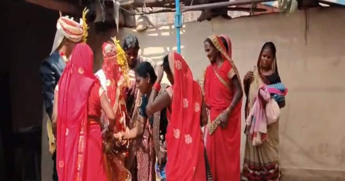 ​ ​ ​​​​​छत्तीसगढ़ में दूल्हा-दुल्हन की ‘अग्निपरीक्षा’, अंगारों पर 7 फेरे; जानें वजह..