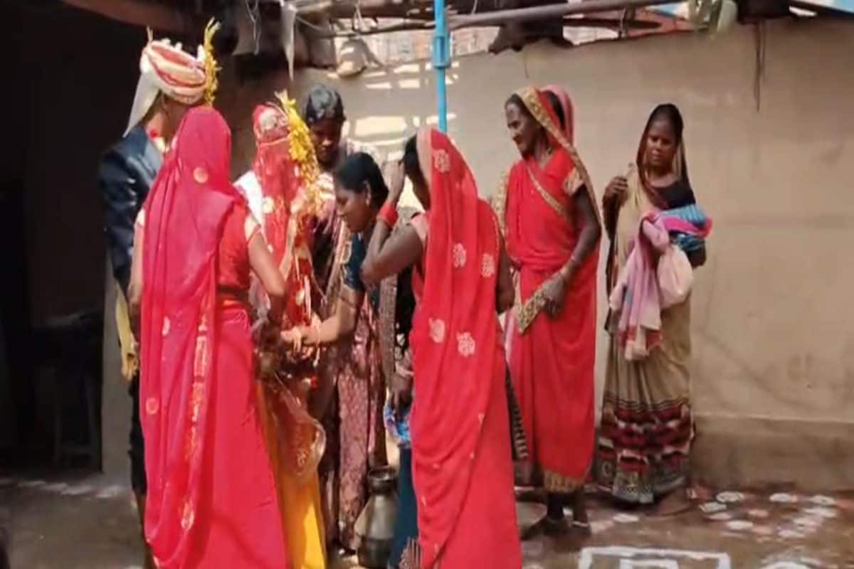 छत्तीसगढ़ में शादी से जुड़ी अनोखी परंपरा; दूल्हा-दुल्हन को देनी पड़ती अग्निपरीक्षा, अंगारों पर लेते 7 फेरे