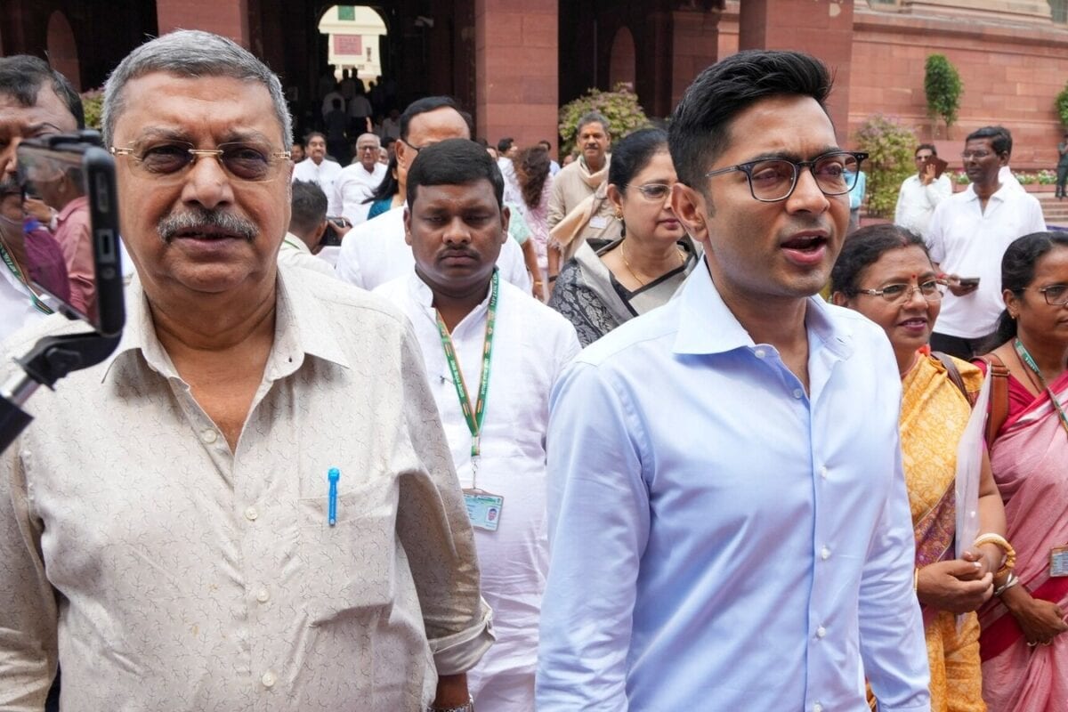 अभिषेक बनर्जी पर हमला... अंडे बरसे, कपड़ा फटा, चोर-चोर के लगे नारे, पहनना पड़ा हेलमेट, देखें ममता के लाडले का वीडियो