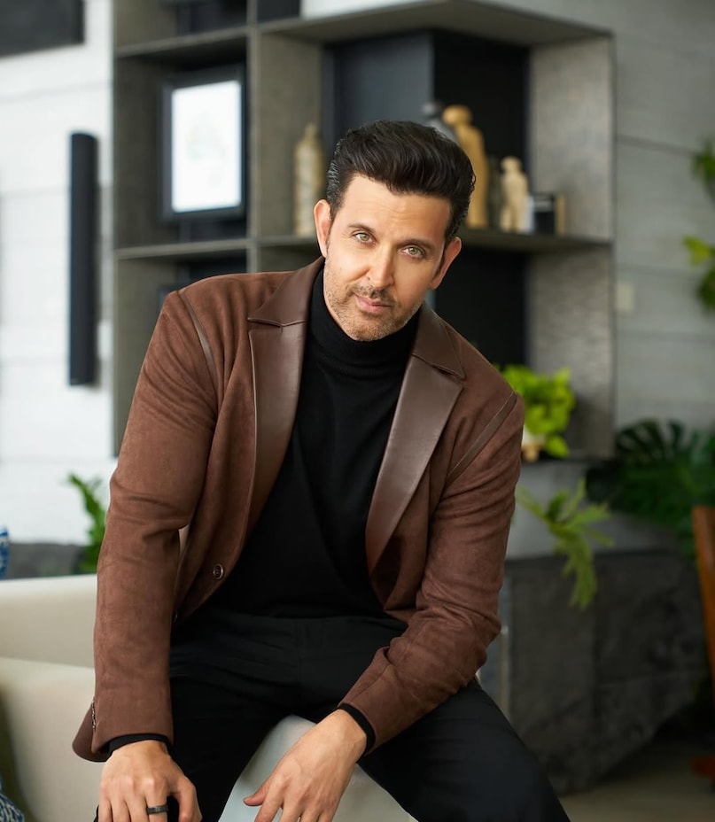 Hrithik Roshan first salary 100 rupees, Hrithik Roshan struggle before fame, Rakesh Roshan and Hrithik Roshan movie, Hrithik Roshan child artist debut, Bollywood actor sweeping floor on set, ऋतिक रोशन की पहली कमाई, ऋतिक रोशन का संघर्ष, राकेश रोशन और ऋतिक रोशन, ऋतिक रोशन स्ट्रगल स्टोरी, ऋतिक रोशन फिल्मी करियर
