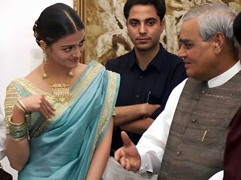 trisha krishnan, trisha krishnan saree look, thalapathy vijay, thalapathy vijay oath ceremony, aishwarya rai bachchan, trisha krishnan photos, तृषा कृष्णन, ऐश्वर्या राय बच्चन, थलापति विजय, थलापति विजय शपथ ग्रणह, तृषा कृष्णन ऐश्वर्या राय बच्चन, तृषा कृष्णन साड़ी लुक फोटोज वायरल