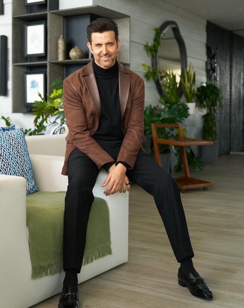 Hrithik Roshan first salary 100 rupees, Hrithik Roshan struggle before fame, Rakesh Roshan and Hrithik Roshan movie, Hrithik Roshan child artist debut, Bollywood actor sweeping floor on set, ऋतिक रोशन की पहली कमाई, ऋतिक रोशन का संघर्ष, राकेश रोशन और ऋतिक रोशन, ऋतिक रोशन स्ट्रगल स्टोरी, ऋतिक रोशन फिल्मी करियर 