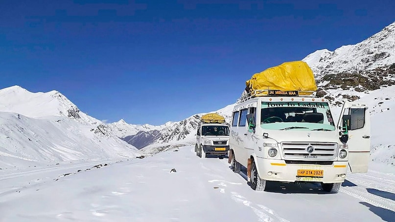 Manali: Vehicles ply on a snow-laden Leh route, in Manali, Sunday, Oct. 20, 2019. (PTI Photo) (PTI10_20_2019_000188B)