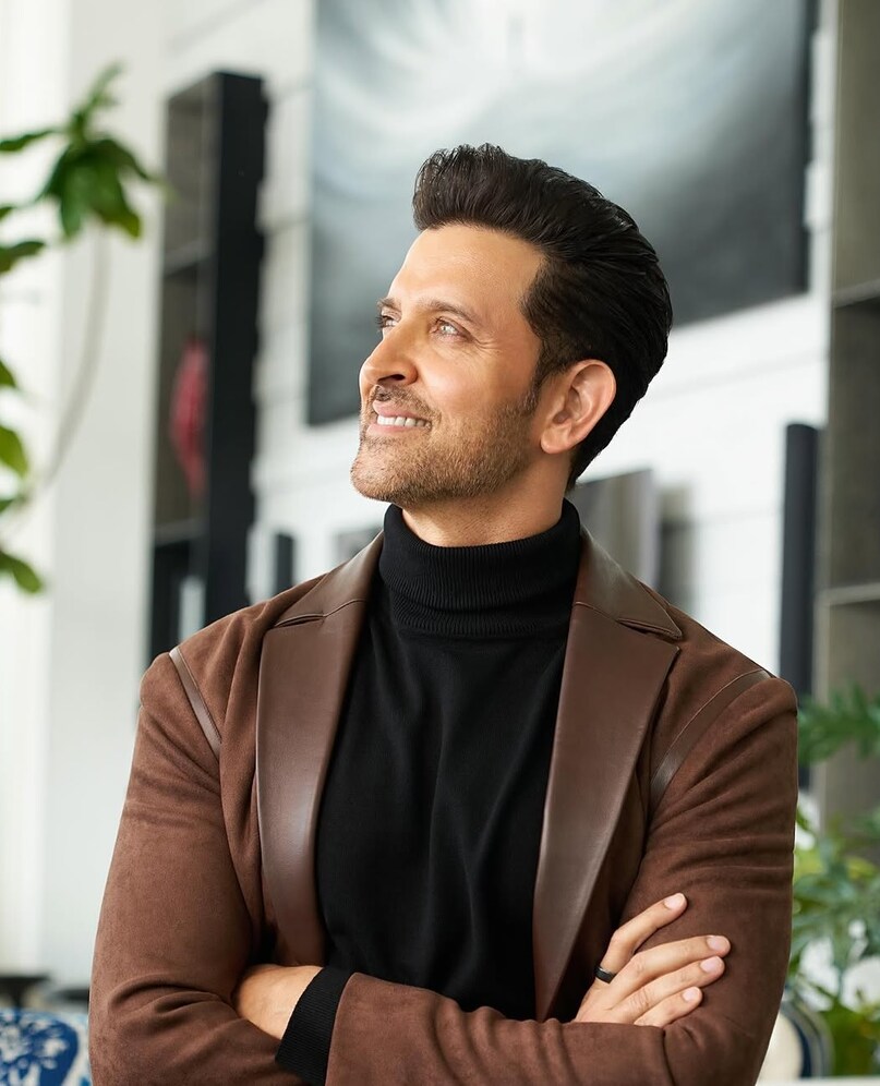 Hrithik Roshan first salary 100 rupees, Hrithik Roshan struggle before fame, Rakesh Roshan and Hrithik Roshan movie, Hrithik Roshan child artist debut, Bollywood actor sweeping floor on set, ऋतिक रोशन की पहली कमाई, ऋतिक रोशन का संघर्ष, राकेश रोशन और ऋतिक रोशन, ऋतिक रोशन स्ट्रगल स्टोरी, ऋतिक रोशन फिल्मी करियर