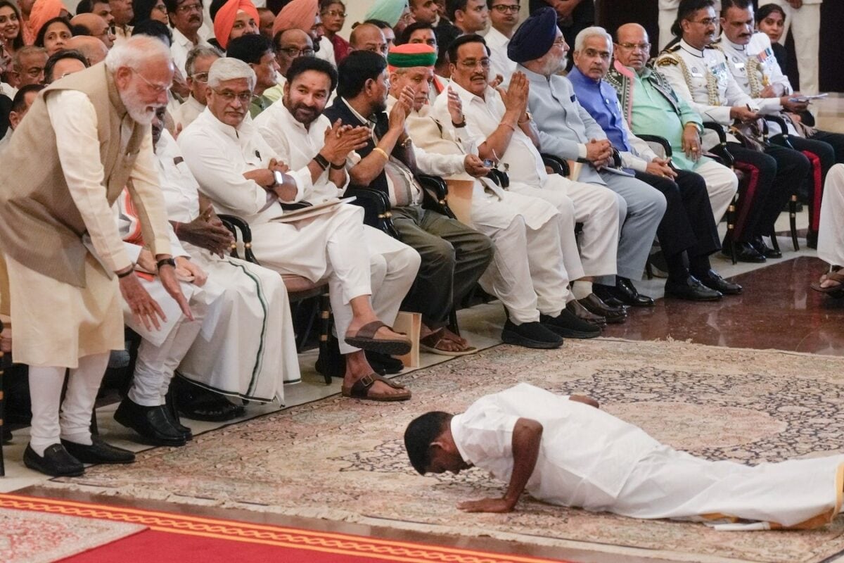 दिल्ली दरबार में दंडवत प्रणाम! मिलिए उस 'लाठी के जादूगर' से, ज‍िनकी सादगी देख पीएम मोदी भी कुर्सी से खड़े हो गए