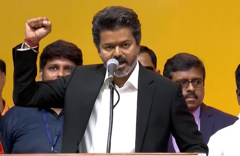 trisha krishnan, trisha krishnan saree look, thalapathy vijay, thalapathy vijay oath ceremony, aishwarya rai bachchan, trisha krishnan photos, तृषा कृष्णन, ऐश्वर्या राय बच्चन, थलापति विजय, थलापति विजय शपथ ग्रणह, तृषा कृष्णन ऐश्वर्या राय बच्चन, तृषा कृष्णन साड़ी लुक फोटोज वायरल