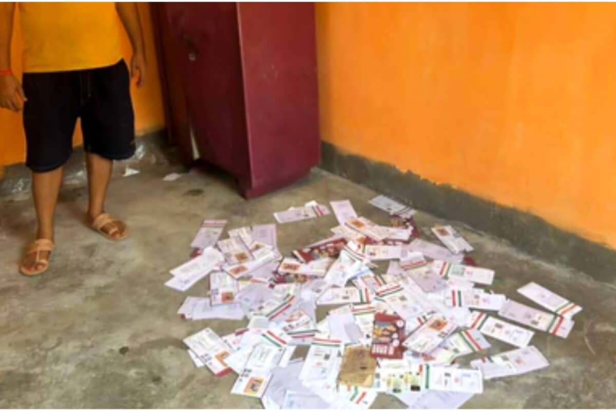 कई दिनों से बंद था TMC ऑफिस, ताला टूटा तो खुला बड़ा राज, अलमारी से निकले ढेरों आधार कार्ड