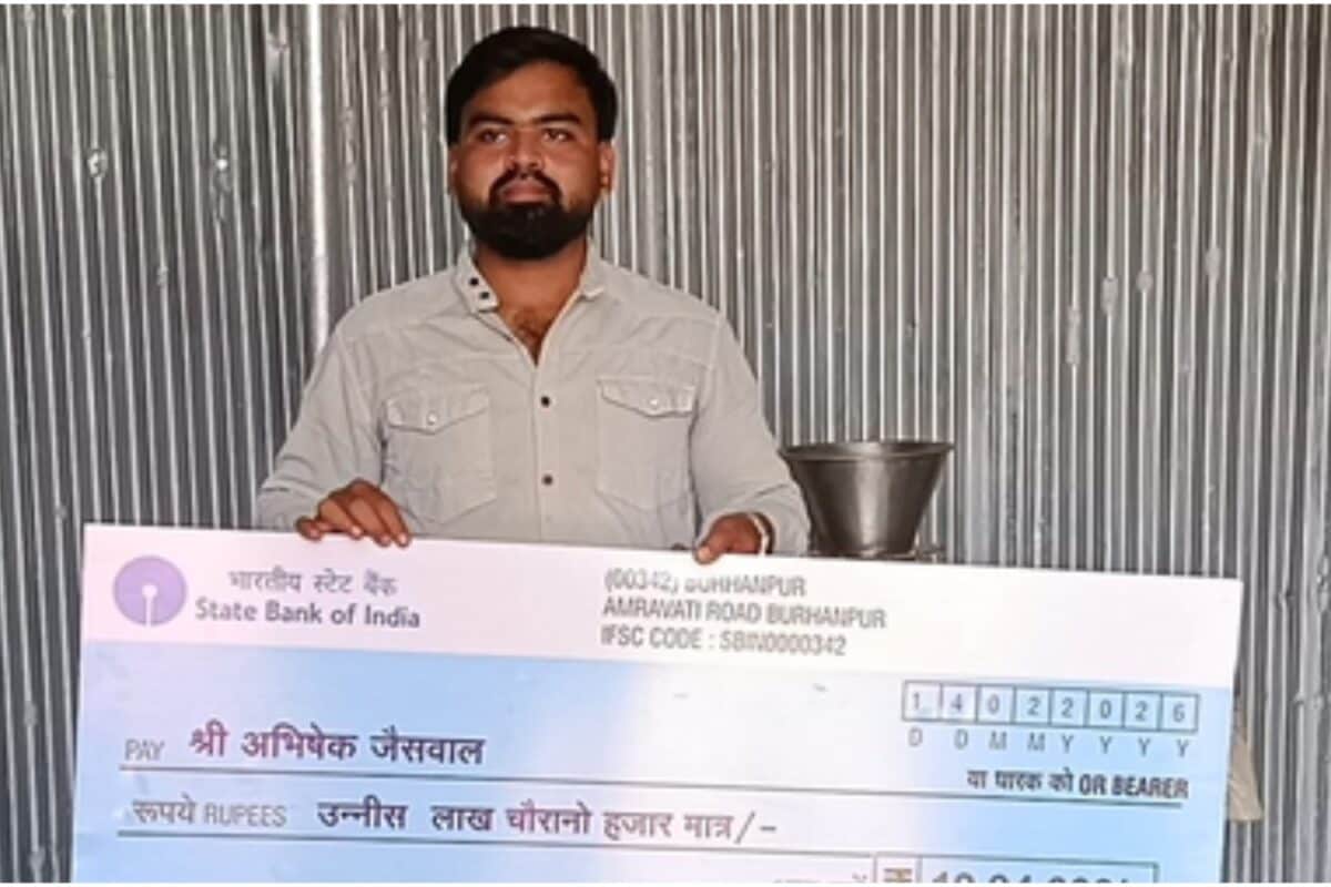 मोदी सरकार की योजना से बदली अभिषेक की जिंदगी, रोजगार के साथ लिख रहे 'विकसित भारत' की इबारत