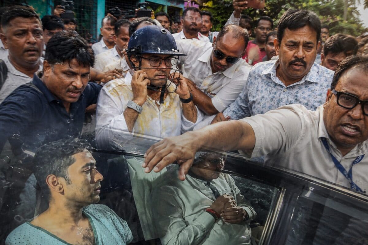 सोनारपुर में पत्थरों और अंडों की बौछार के बीच कमांडोज ने कैसे बचाई अभिषेक बनर्जी की जान? क्यों बेबस दिखी पुलिस