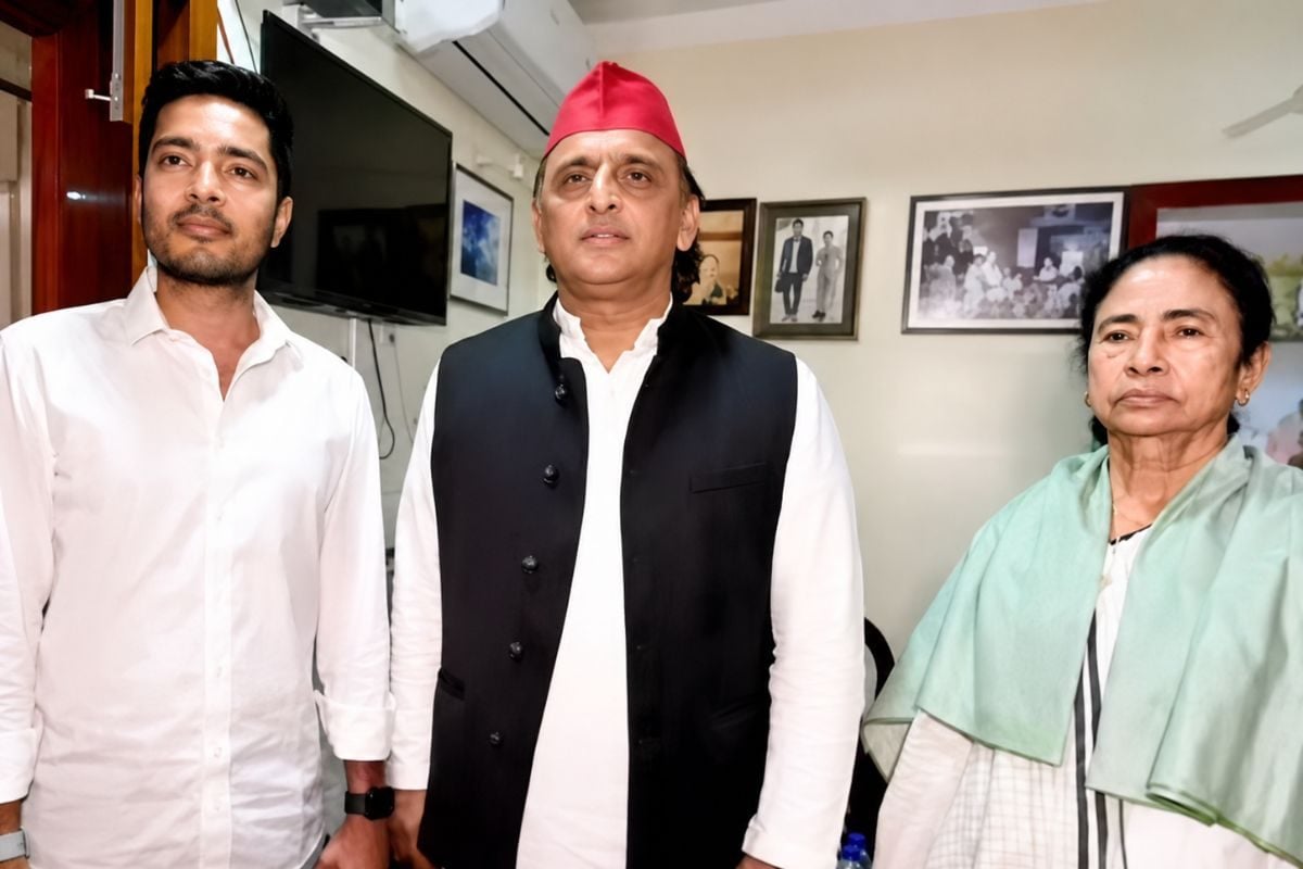 'दीदी, आप हारी नहीं हैं, आपको हराया गया है', अभिषेक बनर्जी से गले मिलते हुए बोले अखिलेश यादव
